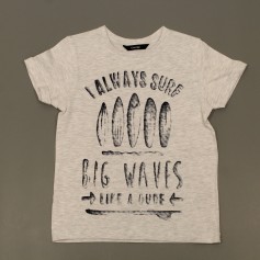 obrázek Šedé tričko se surfařským motivem