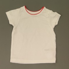 obrázek Bílé tričko s růžovým lemem u krku